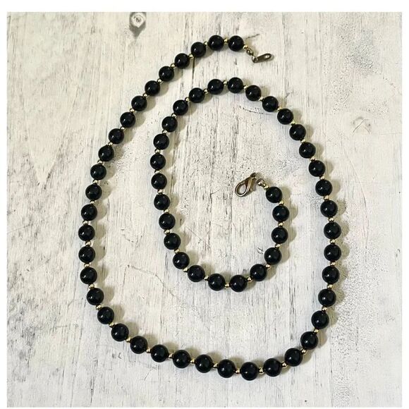 Jewelry - Black and gold tone beaded necklace